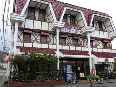 出口池を見終わった頃から突然の豪雨。
とても写真撮影どころではなくバス停まで歩いたのでした。
折りたたみ傘は持参していたけれど靴の中までじめじめして気持ち悪い。
忍野八海から河口湖駅までのバスも地元民の生活路線なのか、病院など途中寄り道が多くやたらと時間がかかり、計画よりかなり遅れての駅到着でした。

町田行きの復路バスに乗り込む前に河口湖駅近くで夕食です。
