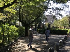 岐阜公園に近い第一、第二駐車場は満車だったので、河川敷の鏡岩緑地（無料）へ駐車して歩きます。