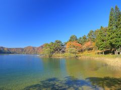 早戸駅のやや南側にある湖「沼沢湖」に到着。人もまばらで静かな湖です。