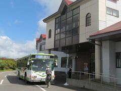 一ノ関駅発９：００須川温泉行きに乗車。　
バスは金曜日なのに、補助席を使用して満席でスタート、窓を開けてましたが、密密でした(-_-;)　　新幹線は空いてたのになぁ。

終点のバス停に１０：５０到着
建物は今夜泊まる「須川高原温泉」
トイレをお借りして
　