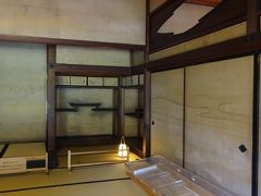 残っているのは冠婚葬祭に使われてた、大広間の一部だけです。
岩崎家はお正月にはここに親戚一同が集まって、一年の健康を祈ったようです。