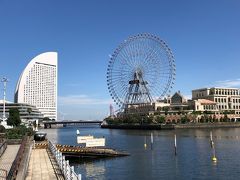 横浜・みなとみらいの写真。

横浜のシンボルになっている都市型遊園地『よこはまコスモワールド』
内に位置する世界最大の時計型大観覧車「コスモクロック21」
（写真中央）を眺めながら、『ザ・カハラ・ホテル＆リゾート横浜』に
テクテクと歩いていきます。

先にアップしたブログはこちら↓

<『カハラホテル横浜』から桜木町・馬車道★最新商業施設
『ラクシスフロント』『横浜北仲ノット』『北仲ブリック＆ホワイト』
【水信フルーツパーラー】>

https://4travel.jp/travelogue/11650501

写真左の海に浮かぶ白いヨットの帆をイメージした外観の建物は・・・。