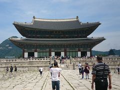勤政殿です。景福宮は韓国の宮殿ということで、初日に行った昌徳宮と雰囲気が似ていて良かったです。