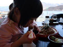 お昼ご飯は河口湖畔のみはらし亭。
お昼営業時間ギリギリでしたが入れてくれました。
娘はざるそば。