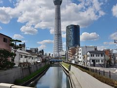 ●十間橋

次に訪れた「十間橋」は、川幅の狭い「北十間川」の水面にきれいにスカイツリーが映り込むことから、有名な撮影スポットになっているのですが、さてどんな感じかというと・・・。