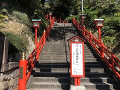 織物会館の駐車場に車を止めて織姫神社へ。

正面の階段にひるんで。。。。