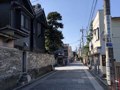 織物会館の駐車場から車を出して足利学校へ。
太平記館（足利市観光協会）の駐車場が無料で便利です。

この辺りは道路も観光地らしく綺麗に整備されていました。