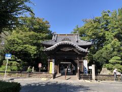 鑁阿寺です。

鑁阿寺（ばんなじ）は、源姓足利氏二代目の足利義兼（あしかがよしかね）が、建久7年（1196年）に、邸内に持仏堂（じぶつどう）を建て、守り本尊として大日如来を祀ったのが始まりといわれています。
その後、三代目の足利義氏（あしかがよしうじ）が堂塔伽藍を建立し、足利一門の氏寺としました。
周囲に土塁と堀をめぐらした寺域はほぼ正方形で、約40,000平方メｰトルあり、鎌倉時代の武家屋敷の面影を今に伝えています。（hpより）
