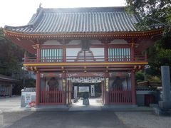 2番札所極楽寺の仁王門は鮮やかな朱塗りです。