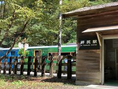 停車時間を利用して、駅の外まで出てみて、駅舎と列車を一緒に撮影してみました!