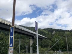 途中トマム駅でかなりの乗客が下車しました。
星野リゾートの送迎車も駅前に来ていました。