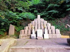 これ、てっきり西南戦争の犠牲者の慰霊塔かと思ったらそうではありませんでした。
徳川幕府から木曽川・揖斐川・長良川の治水工事を命じられた薩摩藩は、1,000人もの人を動員して行った工事は悪疫の流行などもあって88名の人が亡くなったそう
これはその犠牲者の供養塔でした。