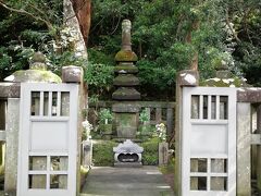 源頼朝のお墓。JR鎌倉駅から歩いて20分ほどの場所にあります。
住宅街の中を進み、山の中にあります。
ボランティアの方がいらして、詳しく説明してくださいました。
とても静かで頼朝さんのお墓にしては地味ですが、とても大切に保存されている印象でした。
