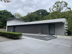 妙立寺から歩いて15分、鈴木大拙館に到着。

こちらは、金沢出身の仏教哲学者・鈴木大拙の施設です。

哲学について知見がないので、館内の展示物はさらっとしか見ていないのですが、私が興味があったのは建築物！