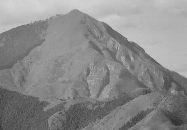 1. 正丸峠　1968.12<br />正丸峠から望む武甲山(山頂および北側斜面の大規模採掘前の山容）<br /><br />明治期より漆喰やセメントの原料として石灰岩が採掘され、特に戦後の復興のためのセメント需要に対応して大規模な採掘が行われてきた。<br />山頂までも爆破されて標高が大きく変化し、1900年（明治33年）の測量で1,336ｍであったものが2002年（平成14年）の測量で1,304ｍとなった。<br /><br />北側斜面の採掘により山容（外観）が大きく変わり、間近に見ると採掘跡が階段状になり、植林された木々が育っているのがわかる。<br /><br />武甲山　2020年2月28日（金）<br />https://cdn.4travel.jp/img/tcs/t/pict/src/65/25/91/src_65259137.jpg?1583403354<br />昔から石灰岩の採石場で、北の斜面はかなり削られてしまいました。<br />石灰岩はセメントの原料となり戦後の国土の復興に寄与した歴史があります。<br />写真掲載旅行記　https://4travel.jp/travelogue/11605167<br />