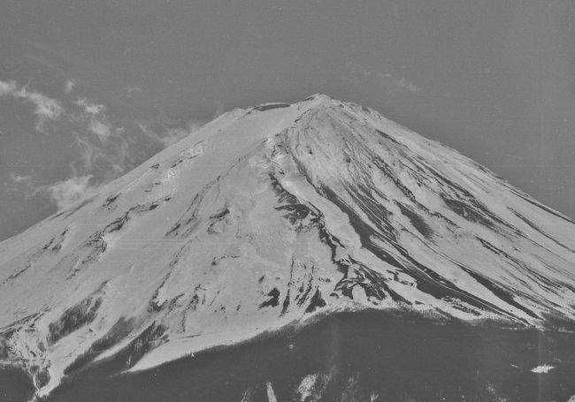 4. 河口湖、富士山、狭山湖　1969.3<br /><br />五合目から上は雪に覆われた富士山<br />ほとんど雲がない真っ青な空を背景に山肌が細部まで見える。<br /><br />天気がよい日を選んで川越から国道16号で八王子、開通した直後の中央自動車道で河口湖まで行った。<br /><br />中央自動車道　年表　Wikipedia<br />1967年（昭和42年） 12月2日 : 調布IC - 八王子IC工事完了<br />                              12月15日 : 調布IC - 八王子IC開通<br />1968年（昭和43年） 12月20日 : 八王子IC - 相模湖IC開通<br />1969年（昭和44年） 3月17日 : 相模湖IC - 河口湖IC開通