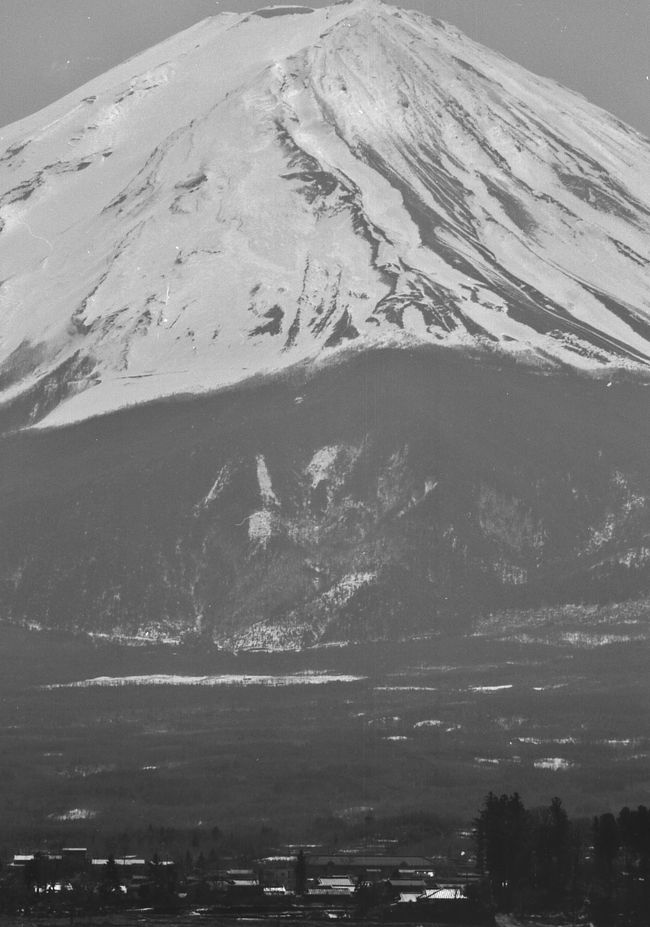 手前の町並みは富士吉田市と思われるがはっきりした記録がない。