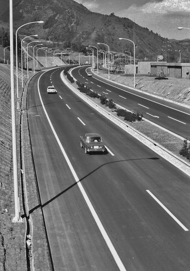 開通直後の中央自動車道<br /><br />1969年（昭和44年） 3月17日 : 相模湖IC ー 河口湖IC開通