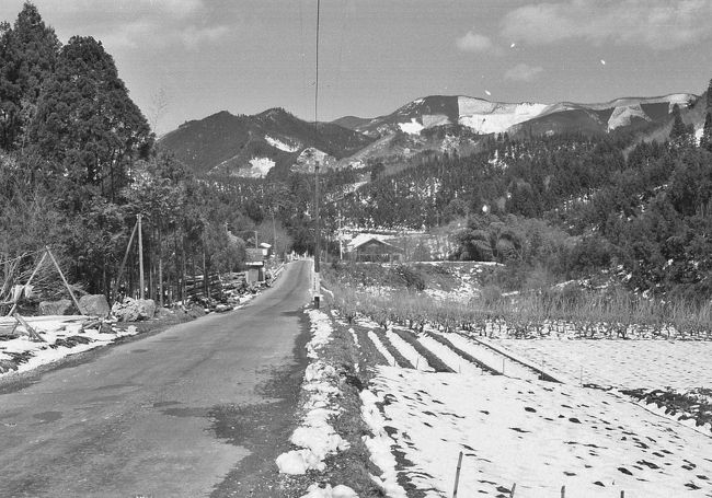 6. 三峰山、秩父　1969.4.19<br /><br />残雪が残る秩父湖周辺へのドライブ