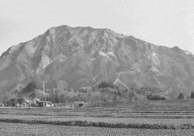 西側から見た武甲山と思うが、確信はない。<br /><br />Googlemapsで調べたがこのヴューは見つからなかった。