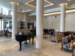 沖縄・国頭郡本部町『HOTEL MAHAINA WELLNESS RESORT 
OKINAWA』1F【Karahai】

『ホテルマハイナ ウェルネスリゾートオキナワ』のラウンジ&バー
【カラハイ】の写真。

ピアノが置いてあります。