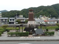 土肥温泉のシンボル、温泉噴湯の櫓。櫓の左右に、「黄金の湯」という足湯があります。