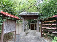 安楽寺の境内には、土肥温泉発祥の湯「まぶ湯」があります。「まぶ」とは坑道のことで、むかし金鉱を掘っていたときに、ここから温泉が湧き出てきたそうです。