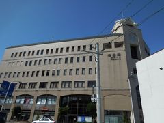 駅前にある壱番館という建物に入ります。市役所の分庁舎や飲食店などが入っている複合施設です。