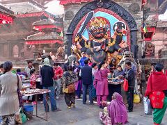 ダルバール広場のすぐ手前にある破壊の神であるシヴァ神の化身のひとつとされる「カーラ・バイラヴ」を祀る石像。

「カーラ・バイラヴの前でうそをつくと即座に死んでしまうと信じられており、かつてはこの像の前に容疑者を連れてきて罪を白状させていた」とガイドブックには書いてありました。
ぜんぜん怖い顔してないけど。