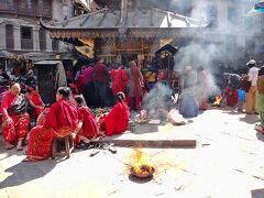お参りする人が絶えないアサン・チョークのアンナプルナ寺院。
この年のダサイン祭は今日が最終日。