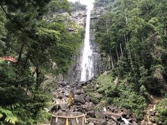 【那智の滝】
熊野那智大社の別宮、飛瀧神社のご神体として古くから人々の畏敬を集めてきた那智の滝は、「一の滝」とも呼ばれ日本三大名瀑の一つです