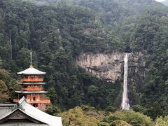 【那智山青岸渡寺】
ご本尊如意輪観世音像は、インドから那智に渡来した裸形上人が、那智滝の滝壺で見つけ安置したそうです。
本堂は、天正18年（1590）に豊臣秀吉が再建したもので、桃山時代の特徴を色濃く残しており、2004年7月には、ユネスコの世界遺産「紀伊山地の霊場と参詣道」の一部として登録されました。