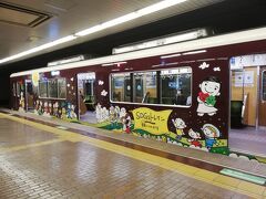 阪急、地下鉄と乗り継いで京都駅へ戻ります。

って、なんやこのラッピングは。