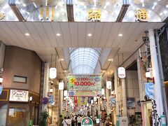 櫛田神社の近く「川端通」は地元商店街　ここを通り抜けると中洲川端