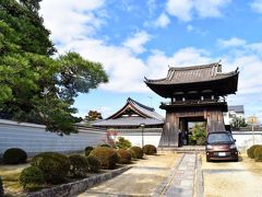 たった一駅だけど東福寺駅に移動してそこからは食後の散歩。
平安時代に創建された寺で入口の門扱いになっている鐘楼は室町時代。
そんな歴史あるお寺がゴロゴロあるから凄さの実感が麻痺してくる町、京都。