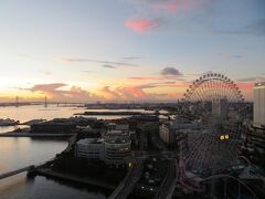 翌朝５時過ぎ。
朝焼けの横浜ベイエリア。