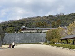 さらに、松山城天守まで向かう道のりは「城山公園」となっていて桜の名所でもあるそうです。
石垣の上には、なにやらお城の塀が見えてます。
グーグルマップで確認するととても広い敷地。

道なりに沿っていくと周囲が石垣に囲われていきます。