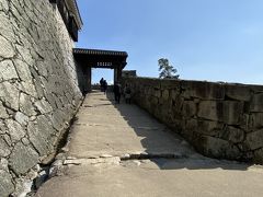 なにやら門が見えてきました。
傾斜になった石垣にかけられたこの門はなかなかに高い技術が使われているそうです。