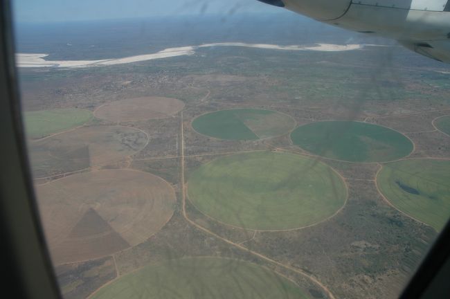 バンコクから首都アンタナナリボを経由し、その日のうちに西海岸のモロンタバに向かいました。モロンタバの周辺にはミステリーサークルを思わす、不思議な円形の穀倉地が広がっていました。写真は機内からの眺めです。