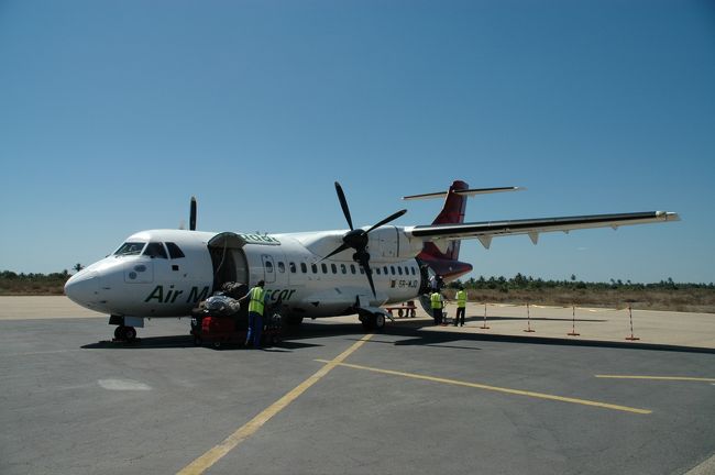 モロンタバの空港に到着。マダガスカル航空の国内線はＡＴＲ機。