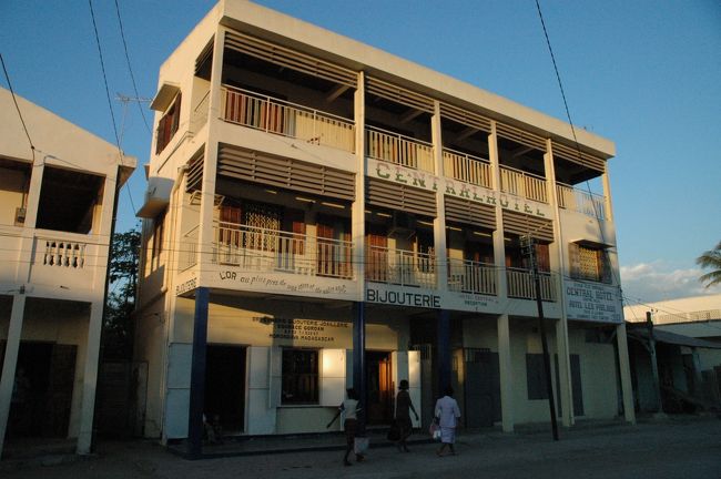 モロンタバでの滞在先はホテルセントラル。１泊１５０００アリアリ（９００円）。中心部にあるので何かと便利で部屋もきれいでお湯シャワーもでました。