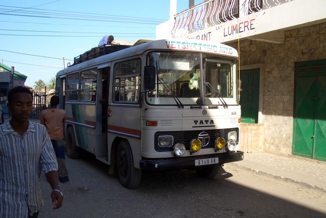 マダガスカルではインド製のターターバスも活躍している。