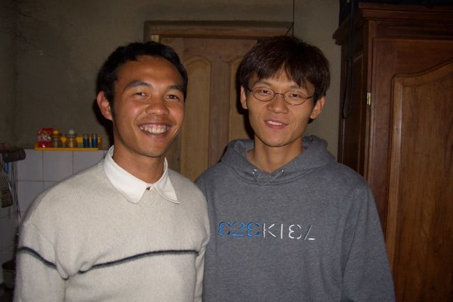 アンタナナリボの空港から市内へ向かうタクシーブルース（乗り合いバス）の中でマダガスカル人のジェームスと知り合った。そして彼の家にホームスティさせてもらうことになった。マダガスカルはアフリカにもかかわらずアジア系（主にマレー・インドネシア）の顔立ちの人が多く住んでいる。アンタナナリボなど内陸部に行くとこの傾向は強い。