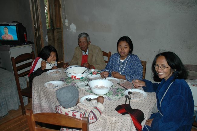 ジェームスの家族と食事。