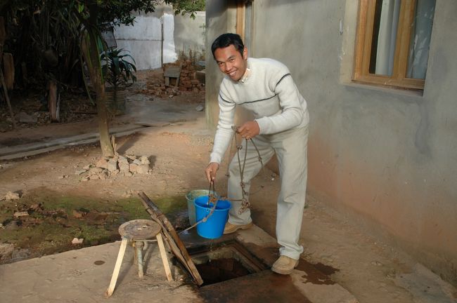 家は大きいが水道がとおっておらず井戸で水をくむ。
