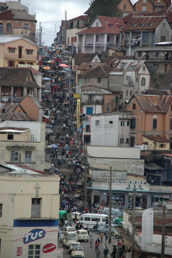 翌日アンタナナリボの目地へ観光に向かった。アンタナナリボは坂が多い。