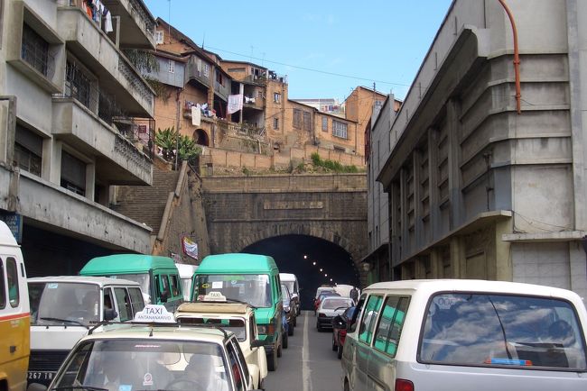 町の中心部にトンネルがあったりする。