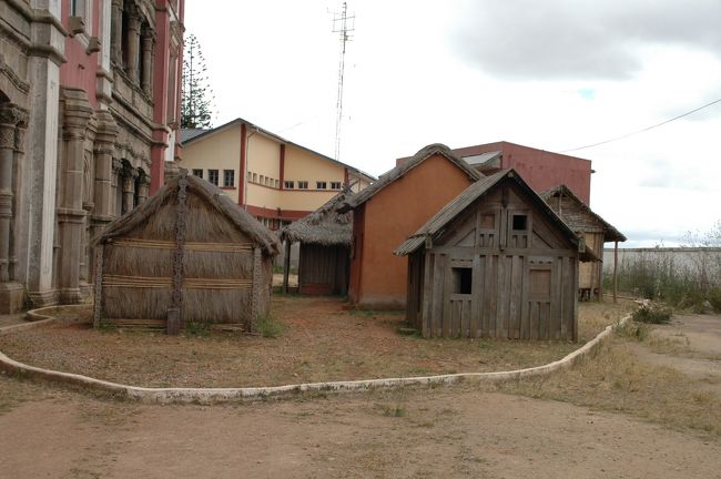 初代首相官邸跡のうらにマダガスカルの地方別に民家の建築様式が展示されていた。地面の枠は地図です。