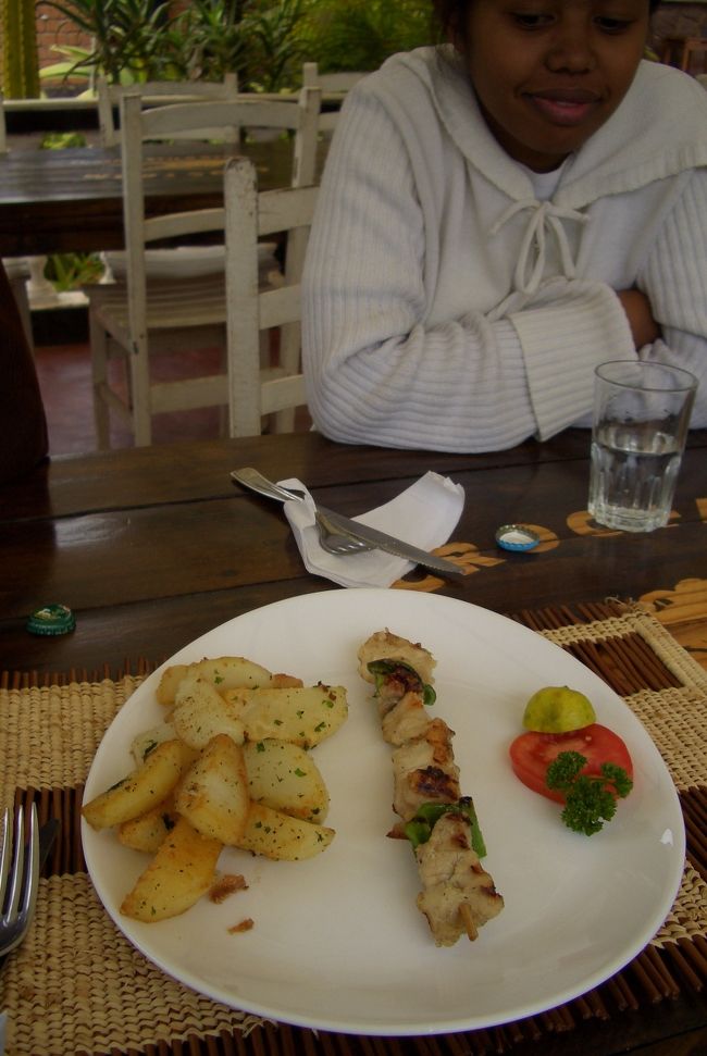 カフェテリアではワニを食べることができました。串焼きで１本８０００アリアリ。（４８０円）とかなり高価です。