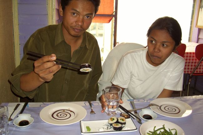 アンタナナリボに戻ったあとアリランという韓国料理店に行きました。彼らは箸を持つのも初めてのことです。